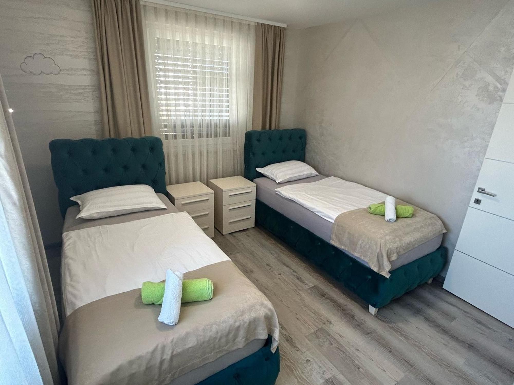 Moste With Pool & Ev Station Apartamento