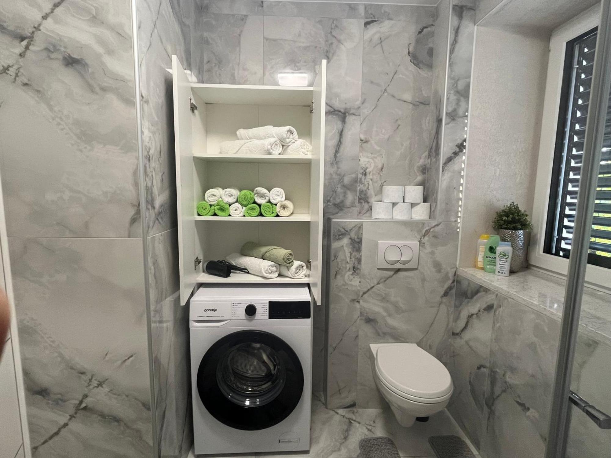 Moste With Pool & Ev Station Apartamento